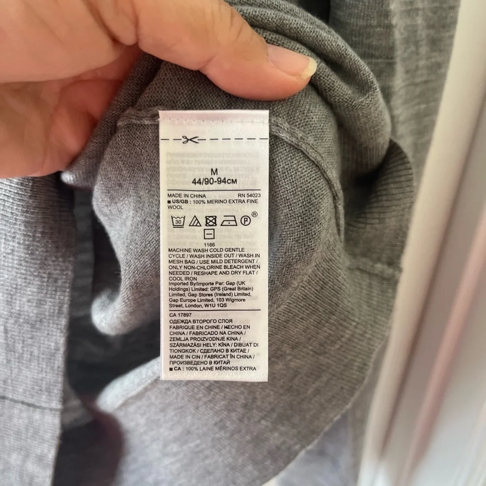 Banana Republic Men’s 100% Merino Wool Gray V-Neck Sweater Lightweight Knit